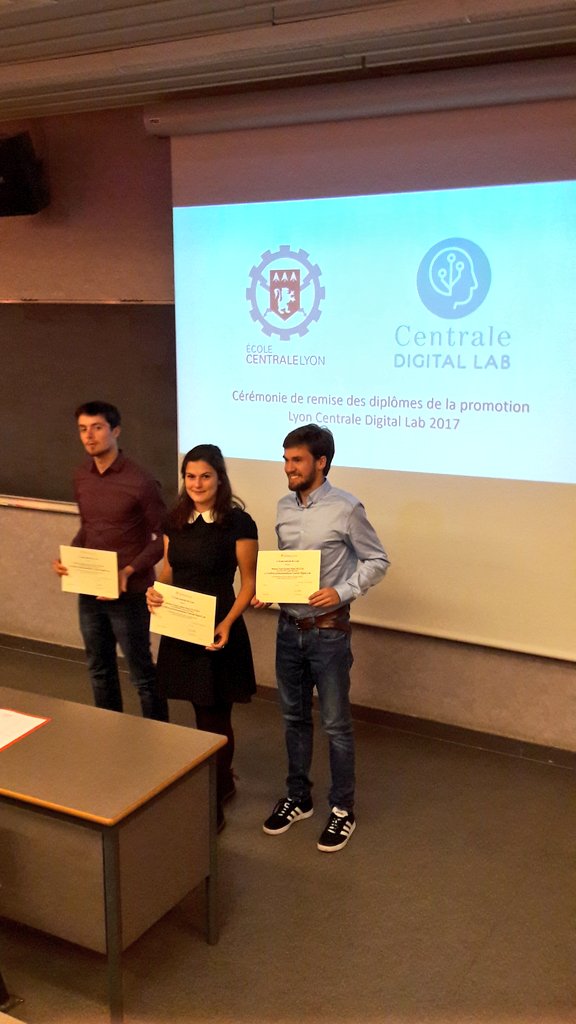 CentraleLyon's tweet photo. Les diplômés @DigitalLabLyon avec la nouvelle promo ! Bravo encore à ces talentueux diplômés @DigitalLabLyon https://t.co/LVaImDYeHD