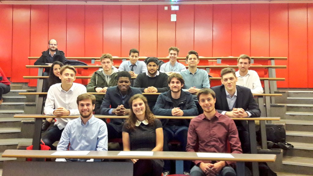 Les diplômés <a href="/DigitalLabLyon/">Centrale Digital Lab Lyon</a> avec la nouvelle promo ! Bravo encore à ces talentueux diplômés <a href="/DigitalLabLyon/">Centrale Digital Lab Lyon</a>