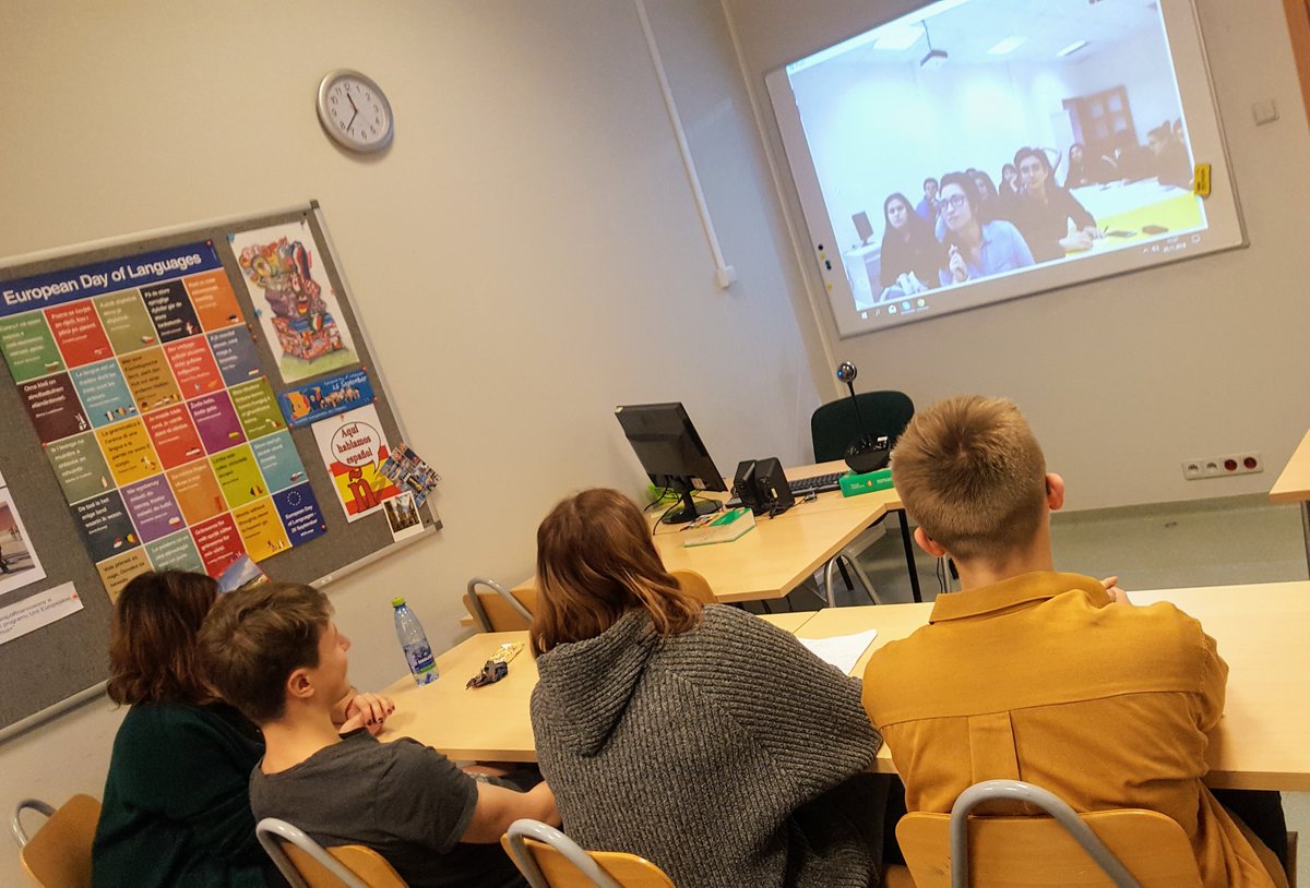 izakusicielek's tweet image. The students of Liceum Akademickie Da Vinci talking about SDGs with their Turkish friends from Trabzon Fen Lisesi #bethechangetakethechallenge1819
