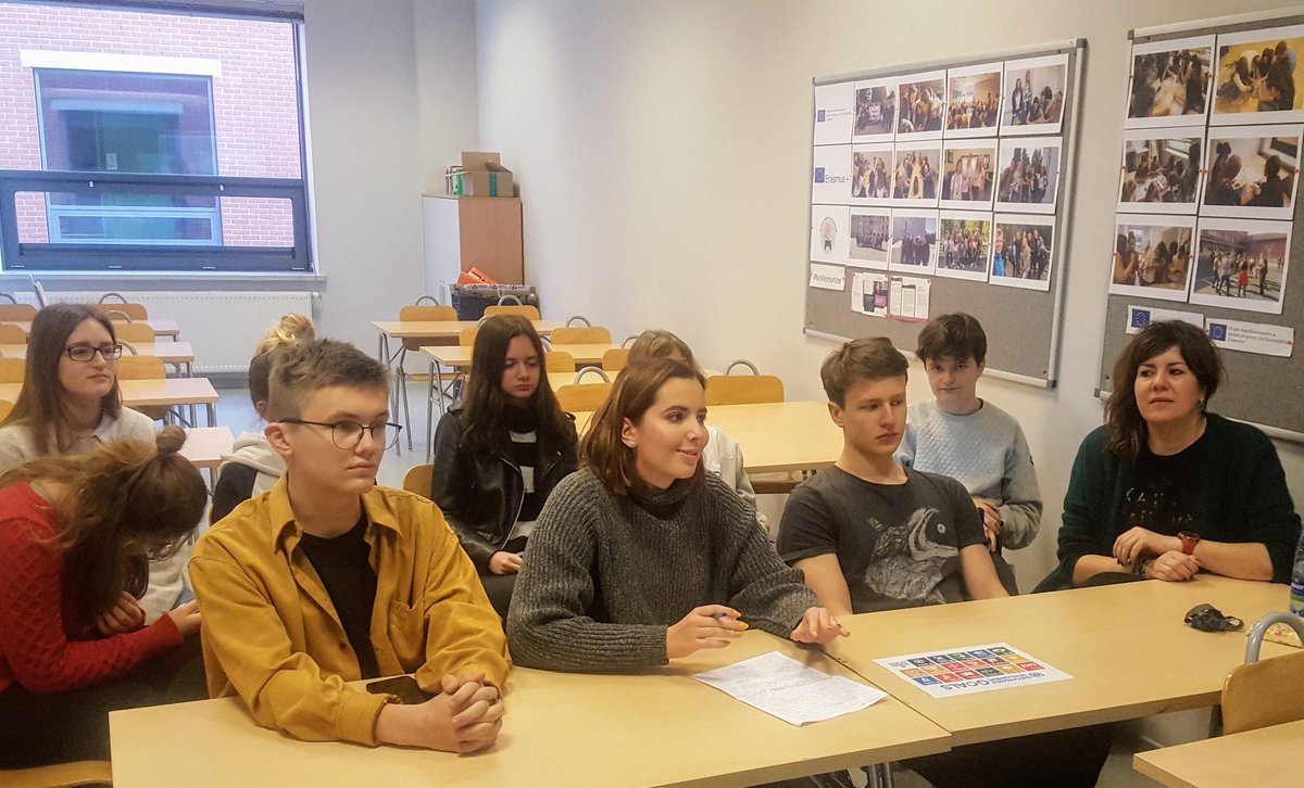 izakusicielek's tweet image. The students of Liceum Akademickie Da Vinci talking about SDGs with their Turkish friends from Trabzon Fen Lisesi #bethechangetakethechallenge1819