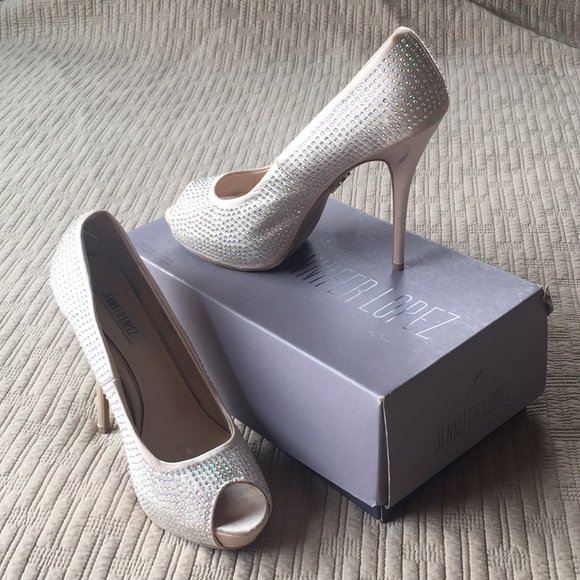NaturalChocolat's tweet photo. So good I had to share! Check out all the items I'm loving on @Poshmarkapp #poshmark #fashion #style #shopmycloset #dreamers #pinkowl #jenniferlopez: https://t.co/I70wx8IrNJ https://t.co/CKyCYwRLw0