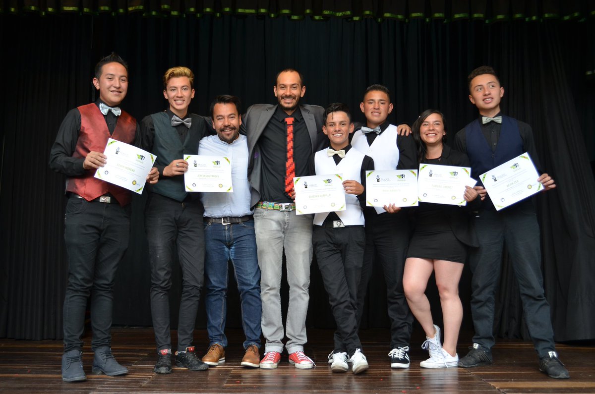 ligasonrisas's tweet photo. https://t.co/54ZfPgKR9b
El fin de semana pasado celebramos la graduación de nuestros chicos del programa de Magos Sin Fronteras! Fue una mañana muy emocionante. Les deseamos un próspero futuro a los graduandos! https://t.co/HdaXTD7IJ5