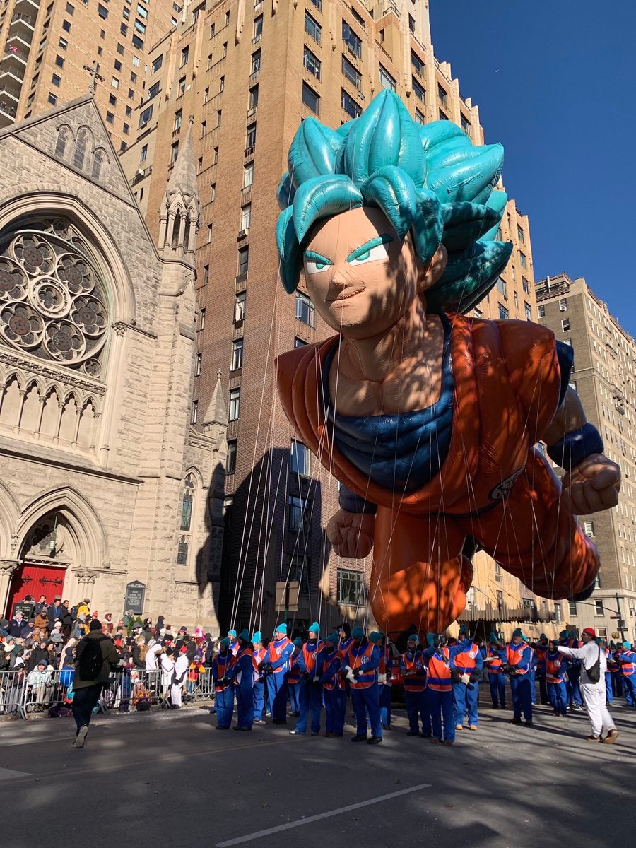 Nerdbunker's tweet photo. Goku é tema de balão gigante no tradicional desfile do Dia de Ação de Graças de Nova York https://t.co/Swh2zyGtCh https://t.co/iHn1MiJxdP