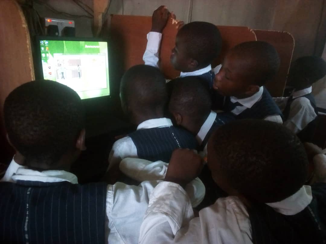 TQClubOyo's tweet image. Kids at Alhayu School engaging themselves in their First Session. They built a Simple Quiz for themselves which is centred on their School. 💪💪

#TechQuestClub #StemClub