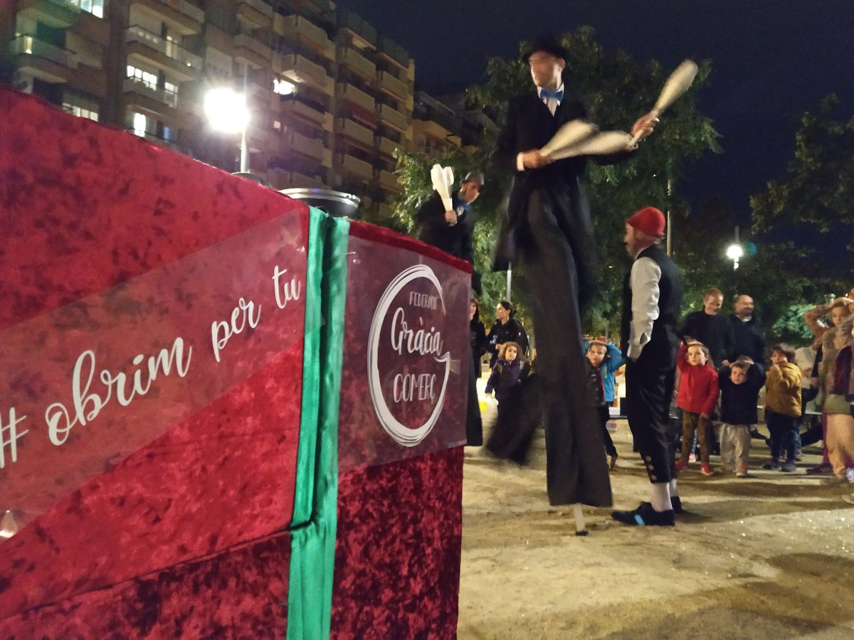 comercvallcarca's tweet photo. Ja queda menys per l'encesa dels llums de Nadal! Seguim amb moltes famílies a la plaça de les Obreres de @Bcn_Gracia amb @quefasCarlota i @panettonebrothe. Ganes de @batucargol! #ObrimPerTu #Valcarca @BCN_Comerc https://t.co/WpBbBeFEtn