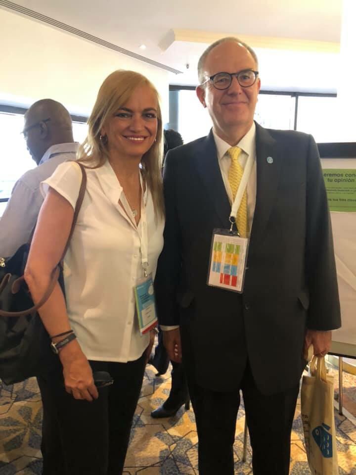 vtorreslanda's tweet photo. @RamiroCavazosF de @CONACCA y #ArturoFernández Presidente #FLAMA  entregan a la @FAOAmericas  #ManualdeSeguridadparaCentralesdeAbasto elaborado por la @CNSeguridadmx a través de @policiaSPF en #México como entes de #SeguridadNacional  #Latinoamérica #seguridadalimentaria  @FAO https://t.co/meqjcgvUtB