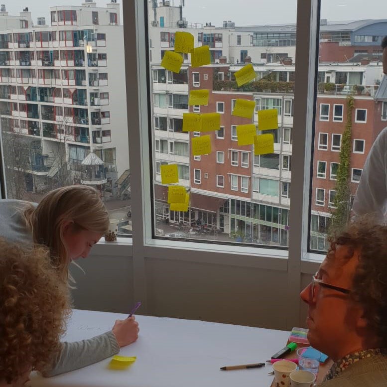 Deze week hadden de MRA (oud-)trainees een Alumni-bijeenkomst. Zij gingen aan de slag met een pressure-cooker opdracht over aardgasvrije huishoudens. #traineeship