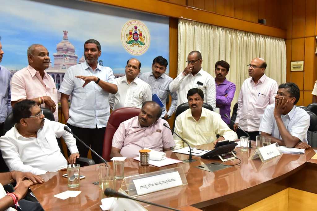 Vijayavani_Digi's tweet photo. ರೈತರ ಜತೆ ಒಪ್ಪಂದಂತೆ ಹಣ ಬಿಡುಗಡೆ ಮಾಡಿ ಎಂದು ಸಕ್ಕರೆ ಕಾರ್ಖಾನೆ ಮಾಲೀಕರಿಗೆ ಸಿಎಂ ಸೂಚನೆ
#SugarcaneGrowers #KarnatakaGovernment #HDKumaraswamy #ChiefMinister #FRPRate #SugarFactoryOwners #Vidhanasoudah https://t.co/QNxwjtImMd https://t.co/JFQBGi2P4p