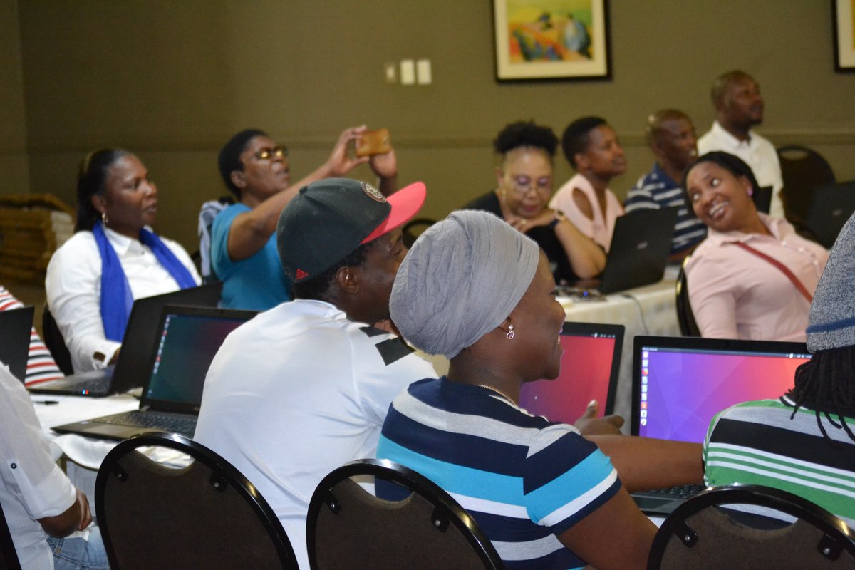 LimpopoCon's tweet photo. Limpopo Connexion together with DPSA's @TireloBosha Funding facility and funds from the Belgium Government, we have thus far trained more than 550 teachers in basic ICT literacy! We are targeting 675 teachers in total as part of the #OfflineContent project #eEducation. https://t.co/0rUne4HgDq