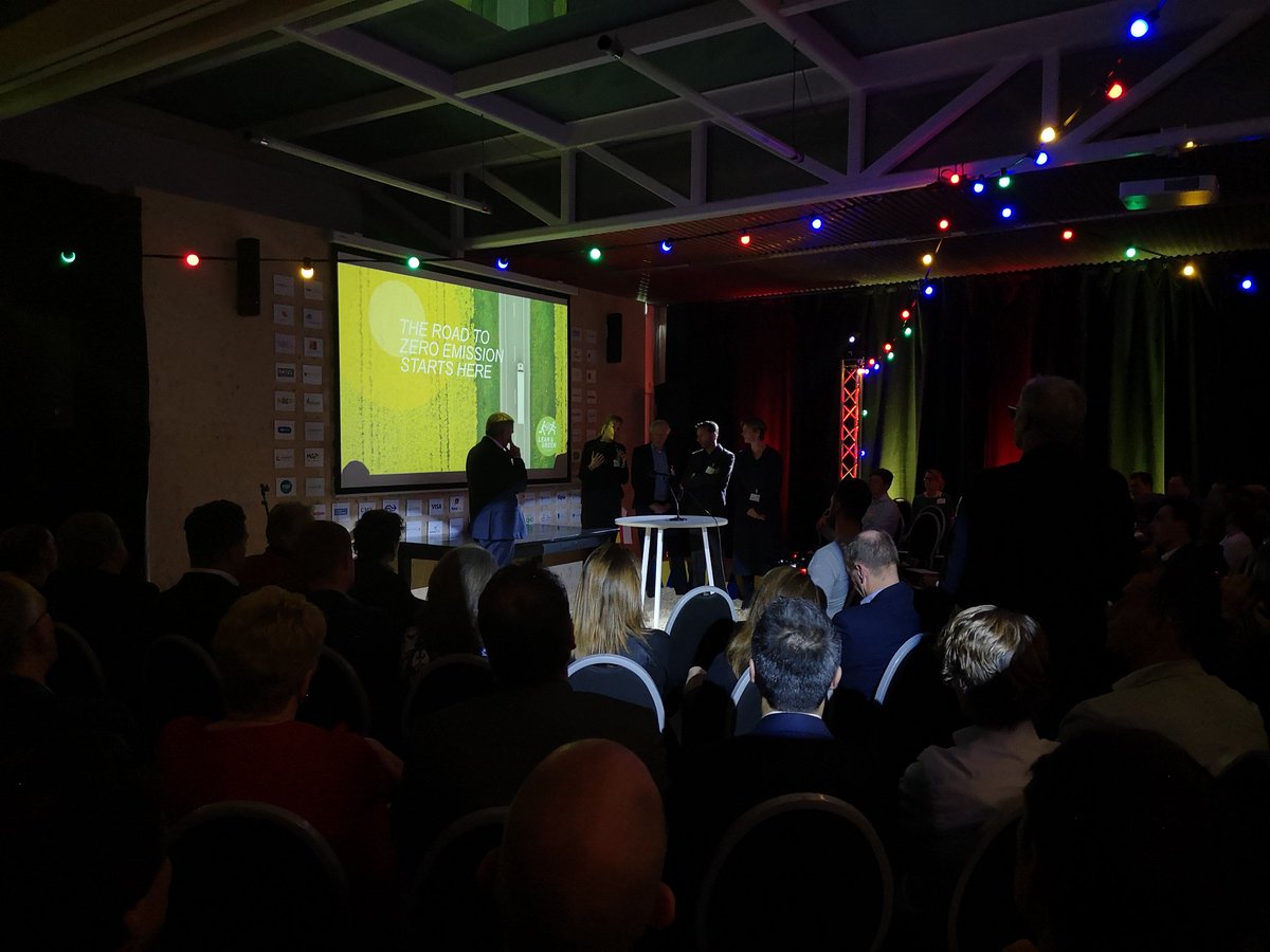 Lean_and_Green's tweet photo. Interactieve podiumdiscussie #Factor6 Lean &amp; Green bedrijven @vdwaltransport_ Wiskerke Onions @LekkerlandNL @MainfreightEU @Bavaria Swinkels family brewers: "vergroening vereist wetgeving" "klant kiest prijs maar wil duurzaam" "Enige oplossing: samenwerking" @TSLogistiek https://t.co/AUtKp3xtEV