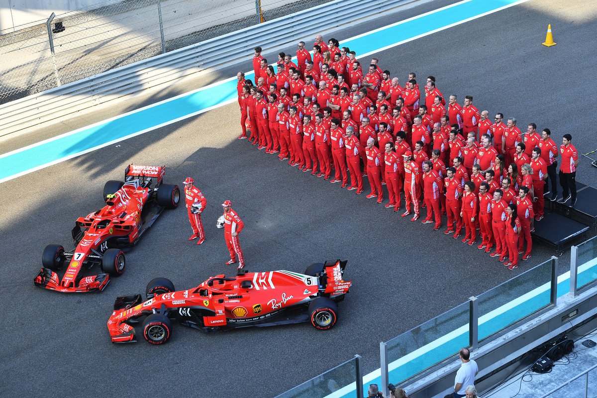 Формула в 2018 году. Scuderia Ferrari f1 2018. Ferrari f1 Team. Формула 1 Феррари 2018. Formula 1 Ferrari Team.