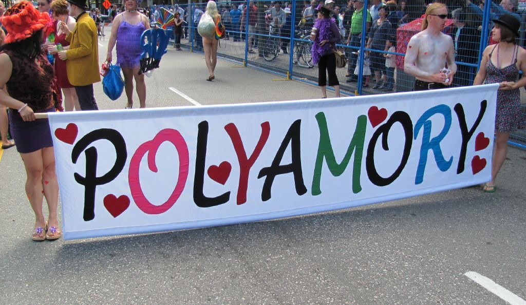PolyamourLife's tweet photo. Is it swinging or polyamory if you’re looking for friendly sex but want to remain emotionally monogamous? https://t.co/Rf72rg7xr4 https://t.co/ExulVCw5WQ
