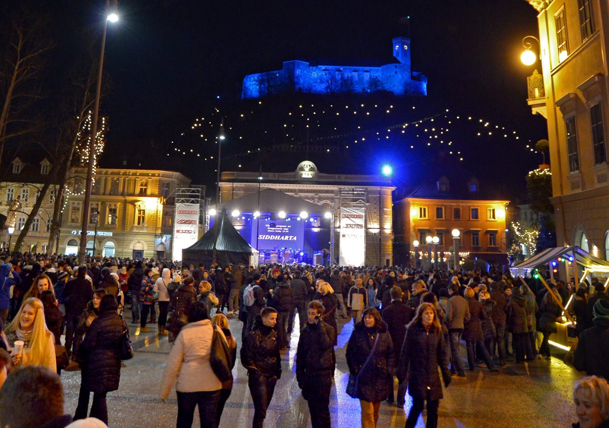 visitljubljana's tweet photo. On 30 November all the festive lights will be switched on simultaneously and Christmas Markets will be opened. 🎄 Festive December is coming to #Ljubljana! Check out everything that will be happening. https://t.co/5VvRy8MyBG https://t.co/0rEgaJc5hX