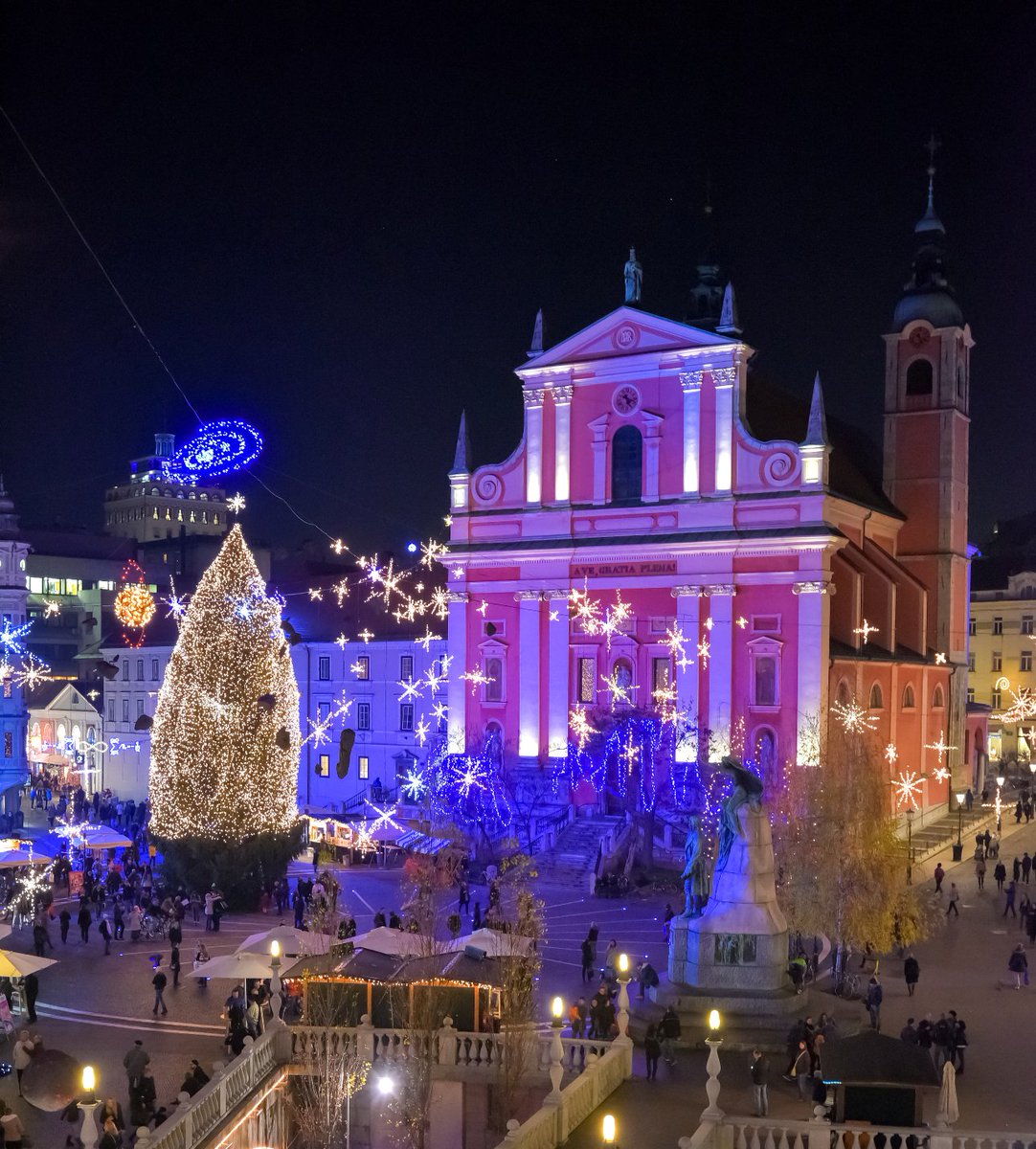 visitljubljana's tweet photo. On 30 November all the festive lights will be switched on simultaneously and Christmas Markets will be opened. 🎄 Festive December is coming to #Ljubljana! Check out everything that will be happening. https://t.co/5VvRy8MyBG https://t.co/0rEgaJc5hX