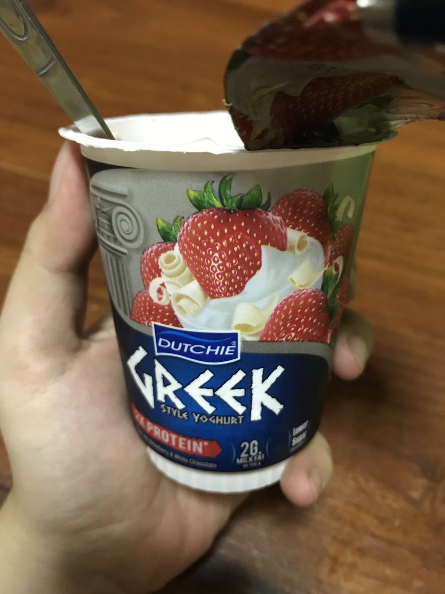 porropz_blog's tweet photo. เหยยย โยเกิร์ตรสนี้อร่อยหวะ สตอเบอรี่เนื้อเยอะ แถมมีกลิ่นหอมWhite Chocolateด้วย ในเซเว่นไม่เคยเจอนะ อันนี้ซื้อจากโลตัส ตุนมา3 เดี๋ยวจะแวะไปตุนอีก10 กินตอนเย็นหลังกลับจากฟิตเนส อิ่มเบาๆ #อร่อยไปแดก #ลดน้ำหนักแบบไม่แดกยาโว้ย #Greekstyleyoghurt #nosponsor https://t.co/4AcF1xIQli
