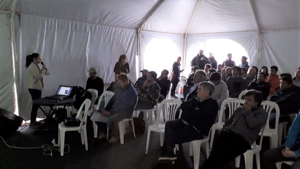 GeoAgroTEK's tweet photo. 🗣️Ahora en la UPA #Aapresid de la Regional Mar del Plata! @anabela_arcas compartiendo experiencias reales de empresas agropecuarias que están logrando mejorar su eficiencia gracia a las #AGTech. Resultados productivos y económicos! 👏🏽👏🏽Gracias por la invitación! https://t.co/3ff6X7U1aW