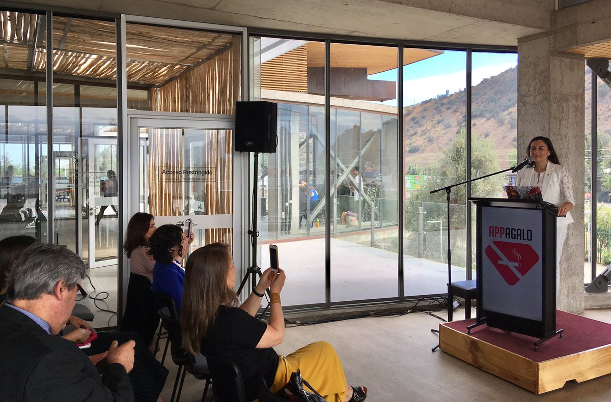 claudionavarro's tweet photo. “Las intervenciones mediante teléfonos para dejar de fumar han demostrado ser exitosas, pero no contábamos con un estudio local”. Dra Claudia Bambs en el cierre del estudio #appagalo, un gusto haber sido parte junto a @ViralizandoLA y el equipo UC. https://t.co/mJVn9jH2Kk