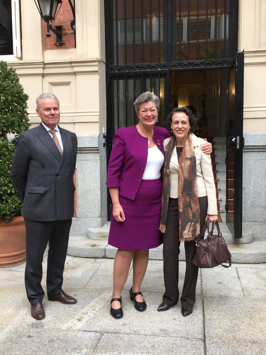 Recibiendo a las dos ministras <a href="/YlvaJohansson/">Ylva Johansson</a> y <a href="/mvalerio_gu/">Magdalena Valerio</a> en la residencia de la Embajada de Suecia. Estrechando los lazos entre Suecia 🇸🇪 y España 🇪🇸. <a href="/theglobaldeal/">Global Deal</a>
