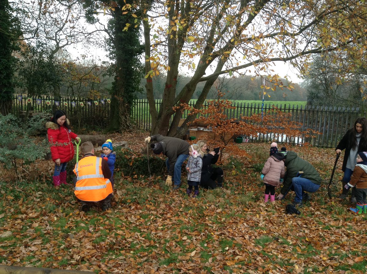 GrangeValley1's tweet photo. Children and parents making memories tree planting today. @QueensCanopy #commonwealthcanopy https://t.co/LO38khFUY7