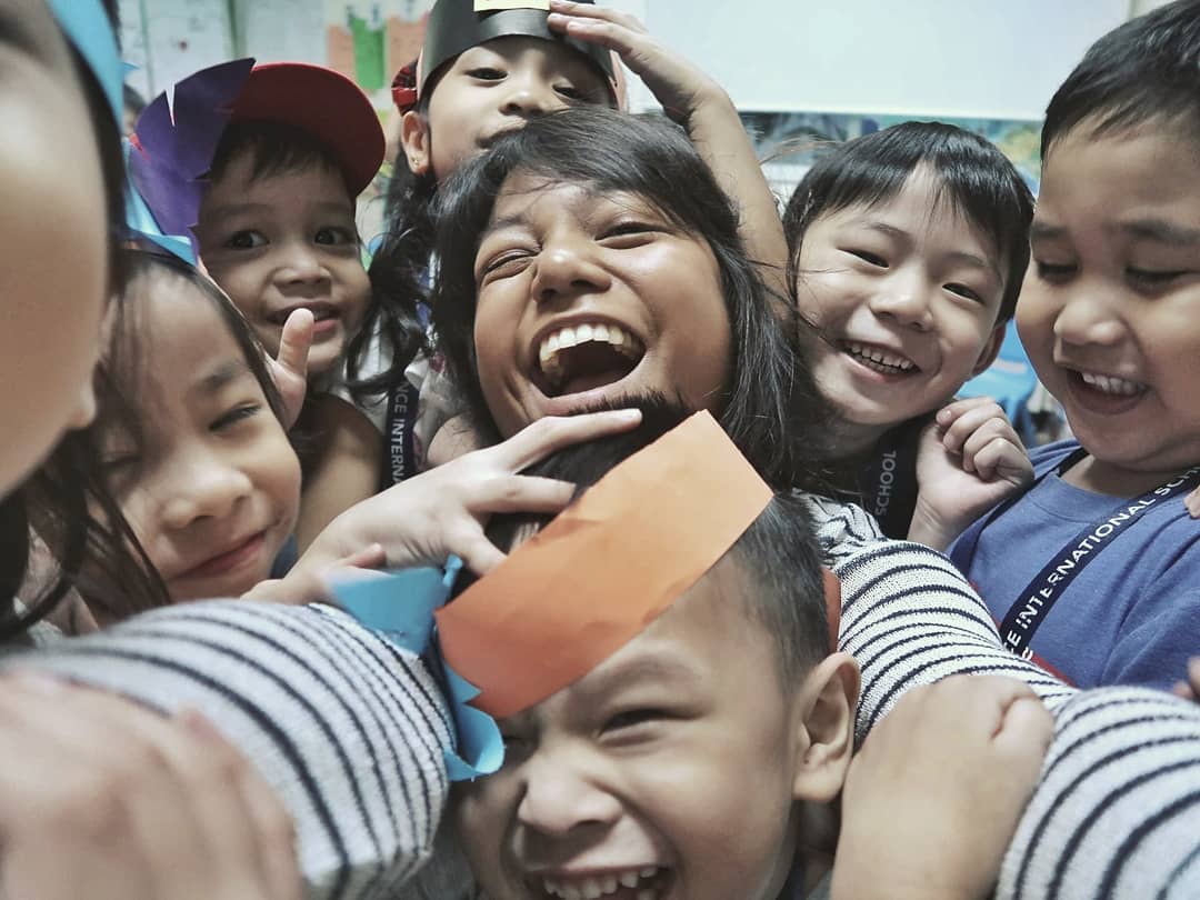 serah's tweet photo. Me: What do you want to sing about?
Kid1: The sun!
Me: Okay! Describe the sun! The sun is..
Kid2: Bright
Kid3: The sun is yellow!
Me: Does the sun make you feel cold?
Kids: No!!
Me: What does the sun make you feel?
Kid: The sun..The sun makes me feel..good!
#MyHeart #SABUcketlist https://t.co/7qvSQI9sL2