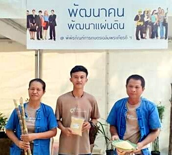WisdomKingFan's tweet photo. พัฒนาคน พัฒนาแผ่นดิน พัฒนาผู้สืบทอด เครือข่ายพิพิธภัณฑ์เกษตรฯ ฐานเรียนรู้ การเคี่ยวน้ำตาลอ้อย ในงานมหกรรม "ภูมิพลังแผ่นดิน" วันดินโลก ระหว่างวันที่ ๑ - ๗ ธันวาคม ๒๕๖๑ เวลา ๐๘.๐๐-๑๘.๐๐ น. อบรมวิชาของแผ่นดิน ชมนวัตกรรมเกษตร แล้วชิมอาหารพื้นบ้าน ณ พิพิธภัณฑ์การเกษตรฯ #wisdomkingfan https://t.co/FsSPgcq1DE