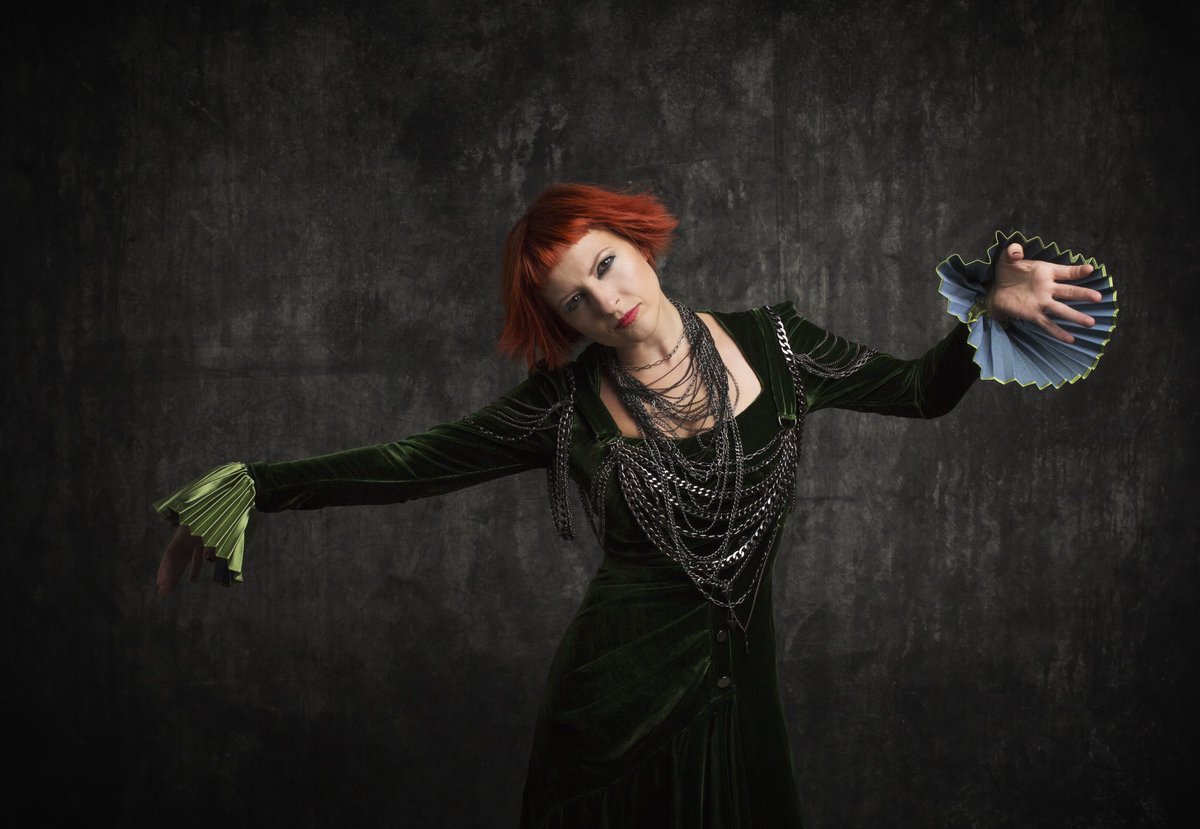 “Dünya” albümü ve klibi yarın sizinle buluşuyor. Bu kadar sene sonra heyecanlı mıyım? Evet biraz heyecanlıyım 😄 Biz çok severek yaptık, umarım siz de sever ve onu benim gibi sahiplenirsiniz 🙏❤️        #dünya #yenialbüm #23Kasım #arpejyapım #aslıgökyokuş #asligokyokus #aslı