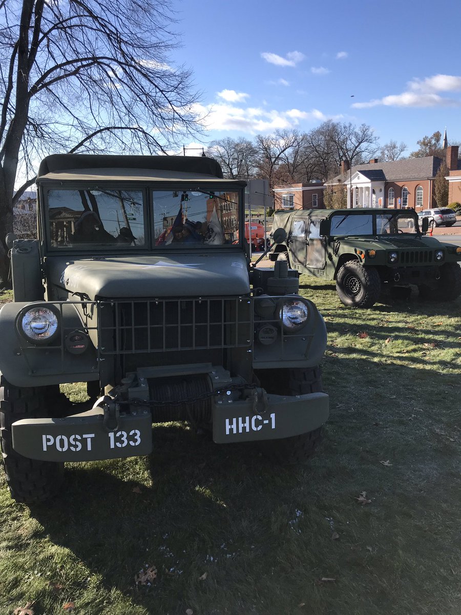 marge_farrell's tweet photo. New this year at the Manchester Road Race: Veterans row. A chance for folks to learn about the armed forces! This is Bob Venti, President of the Manchester Veterans Council, he helped organize this! #ThankfulForVets ๐บ๐ธ https://t.co/oJwx5DQIHw