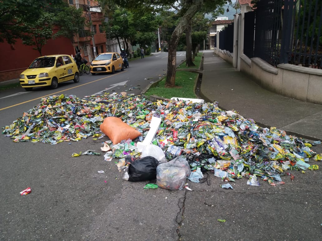 Emvarias's tweet photo. Tristemente, algunas personas irrespetan el espacio público, el ambiente y a una operación de aseo que lo da todo por Medellín.

Denunciamos esta disposición inadecuada e indiscriminada de residuos en Prado Centro. 2 m3 recogidos por parte de nuestro personal. https://t.co/8niooeuCHb