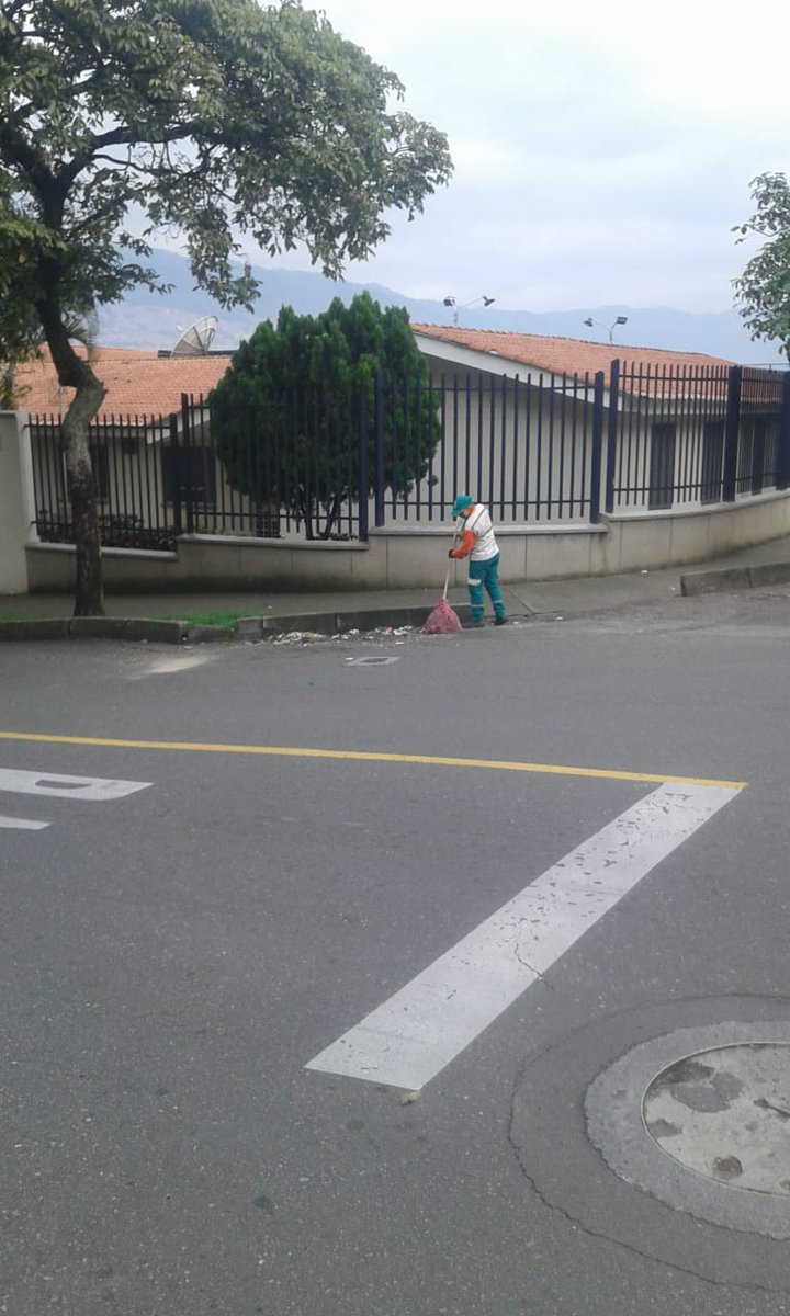 Emvarias's tweet photo. Tristemente, algunas personas irrespetan el espacio público, el ambiente y a una operación de aseo que lo da todo por Medellín.

Denunciamos esta disposición inadecuada e indiscriminada de residuos en Prado Centro. 2 m3 recogidos por parte de nuestro personal. https://t.co/8niooeuCHb