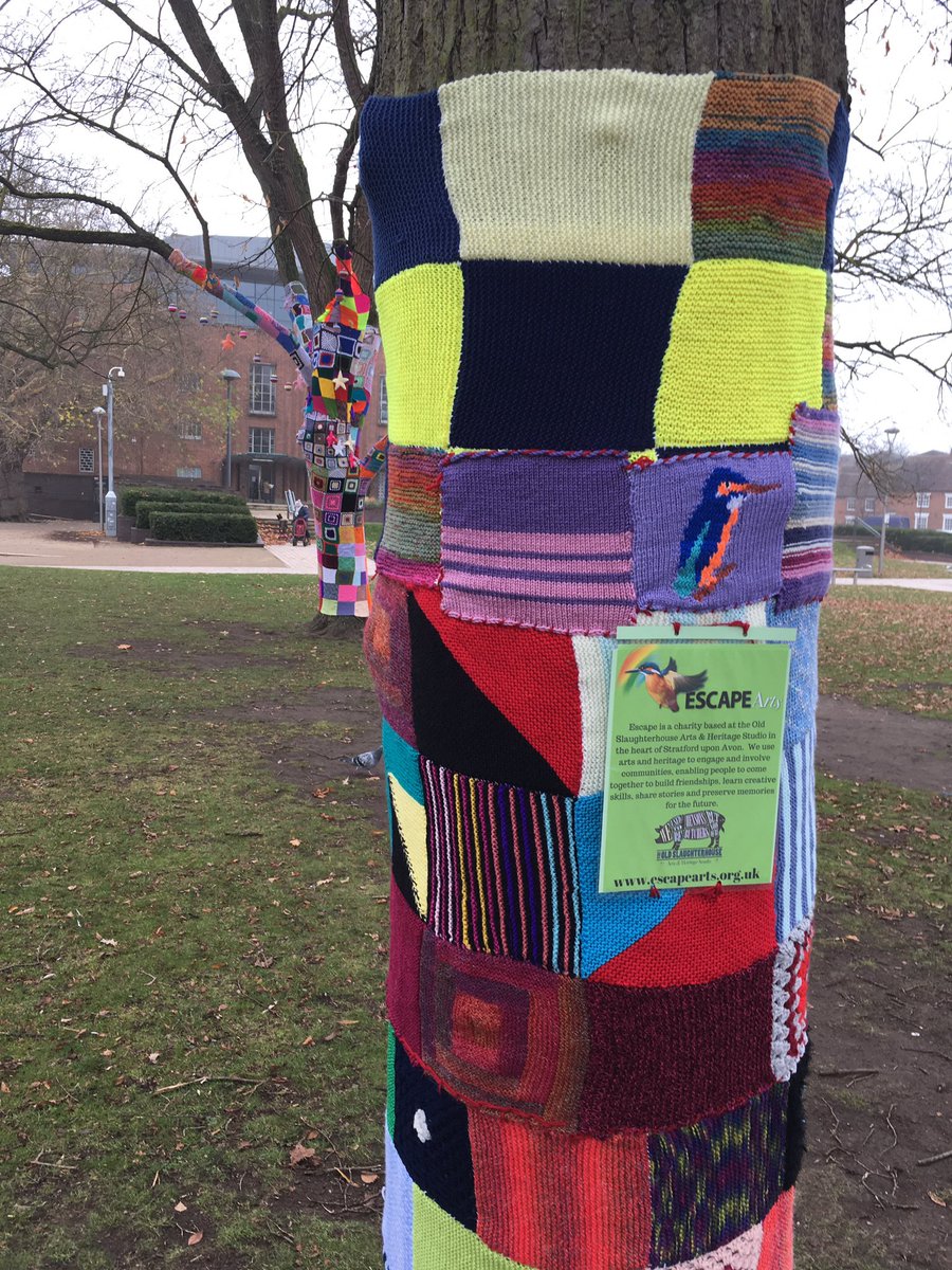 weare_GAGAUK's tweet photo. Thanks to @OldSlaughterHS and Escape Arts who have once again, sponsored a tree and we’ve had some lovely helpers down at Bancroft Gardens knitting this morning #stratford #therememberingtree #suahout #community #knit #makeadifference #warwickshire https://t.co/Joy1hSyBKJ