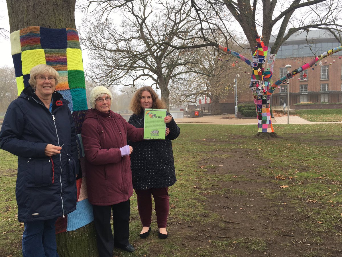 weare_GAGAUK's tweet photo. Thanks to @OldSlaughterHS and Escape Arts who have once again, sponsored a tree and we’ve had some lovely helpers down at Bancroft Gardens knitting this morning #stratford #therememberingtree #suahout #community #knit #makeadifference #warwickshire https://t.co/Joy1hSyBKJ