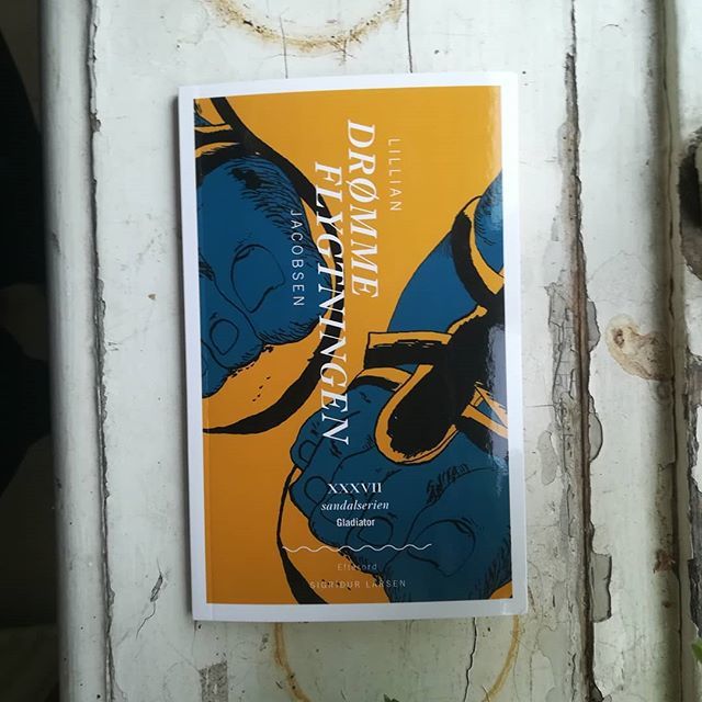 3/3
Vi har fået tre nye bøger fra tryk i dag💃
Tredje eksemplar er DRØMMEFLYGTNINGEN af Lillian Jacobsen 🌟
°
°
°
°
°
#ingennykkerbaredetrykker #forlagetgladiator #dklitt #forlagetgladiator #klassikerepåkanten #sandalserien ift.tt/2S5zO6v