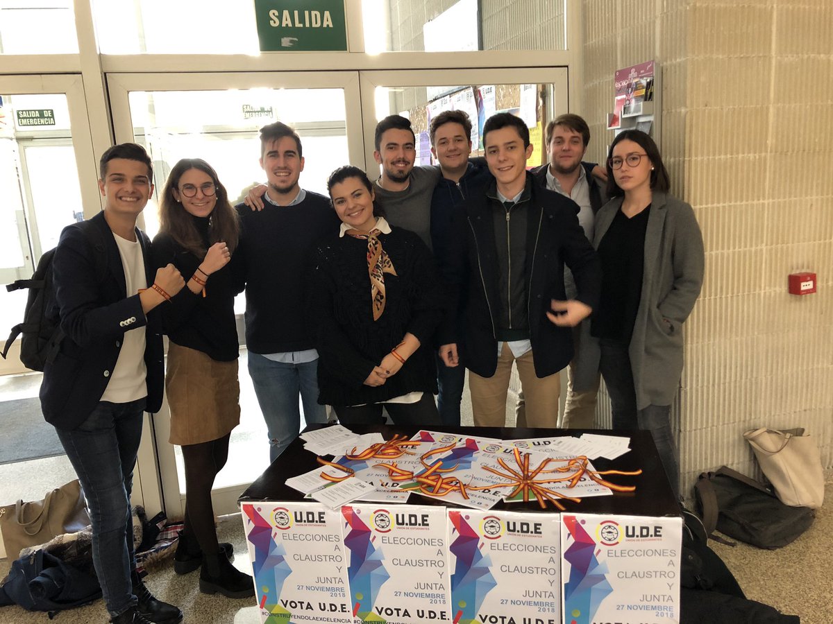 udearagon's tweet photo. Hoy hemos estado en La Facultad de Derecho explicando nuestras propuestas y regalando pulseras de UDE. #PulserasyPropuestas https://t.co/L9IHiey4sg