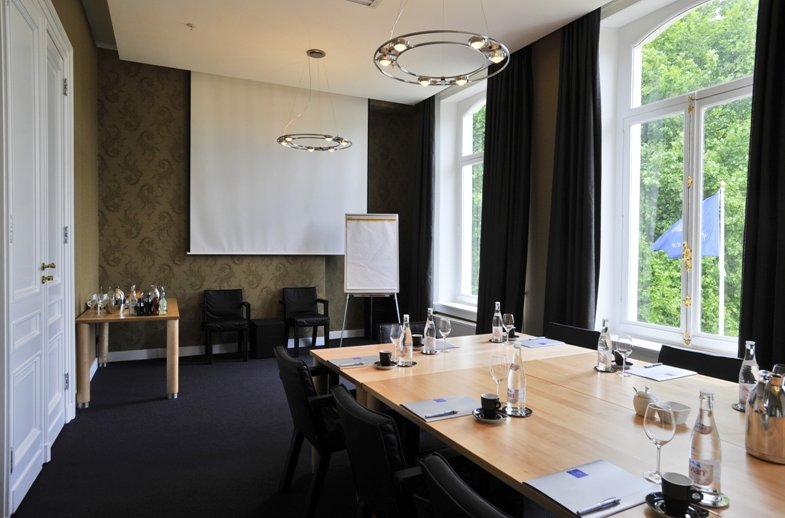 MeetingReview's tweet photo. Huwelijk bij Landgoed Wolfslaar: "We genieten nog na van een heerlijke avond tgv ons huwelijksjubileum, op een toplocatie. Het diner en het wijnarrangement waren geweldig (o.a. zeldzaam lekkere hertenbiefstuk!), de bediening ..". Meer https://t.co/fwIXAJ2fPa @Wolfslaar #breda https://t.co/irkfVvvGQu