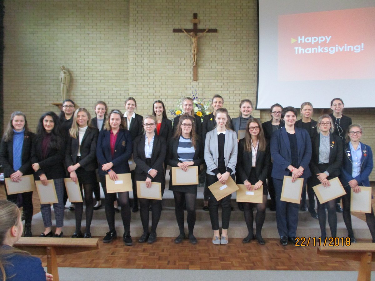 NotreDameCobham's tweet image. Congratulations to these @NotreDame_ND6 & Senior School ladies on receiving their official #GCSEs2018 and #AS2018 certificates form the summer examinations! 👌👏 @GSAUK