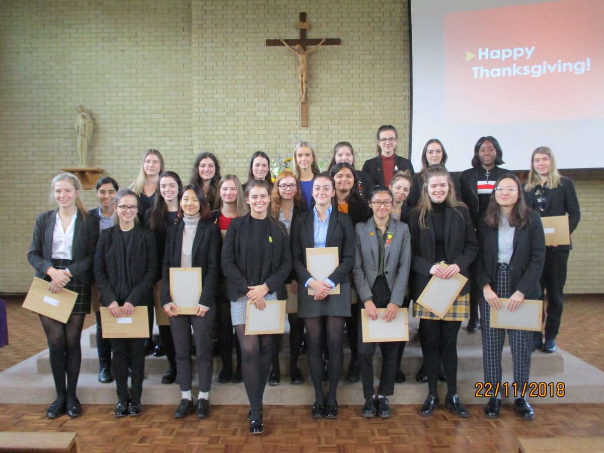 NotreDameCobham's tweet image. Congratulations to these @NotreDame_ND6 & Senior School ladies on receiving their official #GCSEs2018 and #AS2018 certificates form the summer examinations! 👌👏 @GSAUK