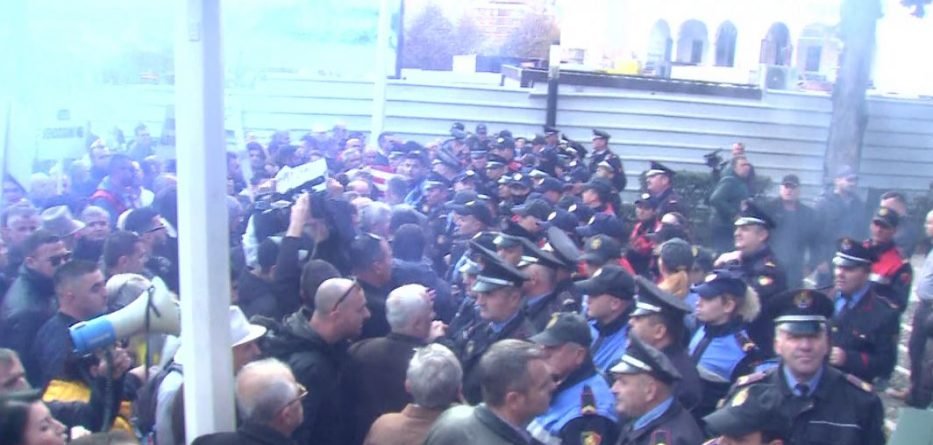 arnavutlukpost's tweet photo. Meclis önünde protesto, 11 protestocu, biri çocuk, tutuklandı
https://t.co/yc1xW1dsLX https://t.co/Q5uGUEQrHW