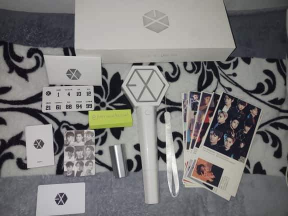 WeAreOne_Nation's tweet photo. Im selling my Exo lightstick for only  1100 pesos. Including the
: Exo lightstick
: warranty card
: wristlet
: extra battery holder
: stickers 
: group photo card 
: instruction
+ 6 post card (from me)
+ 10 random photo 
*The shipping fee will be handled by the buyer. https://t.co/lH3fC1a45n