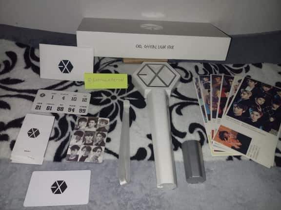 WeAreOne_Nation's tweet photo. Im selling my Exo lightstick for only  1100 pesos. Including the
: Exo lightstick
: warranty card
: wristlet
: extra battery holder
: stickers 
: group photo card 
: instruction
+ 6 post card (from me)
+ 10 random photo 
*The shipping fee will be handled by the buyer. https://t.co/lH3fC1a45n