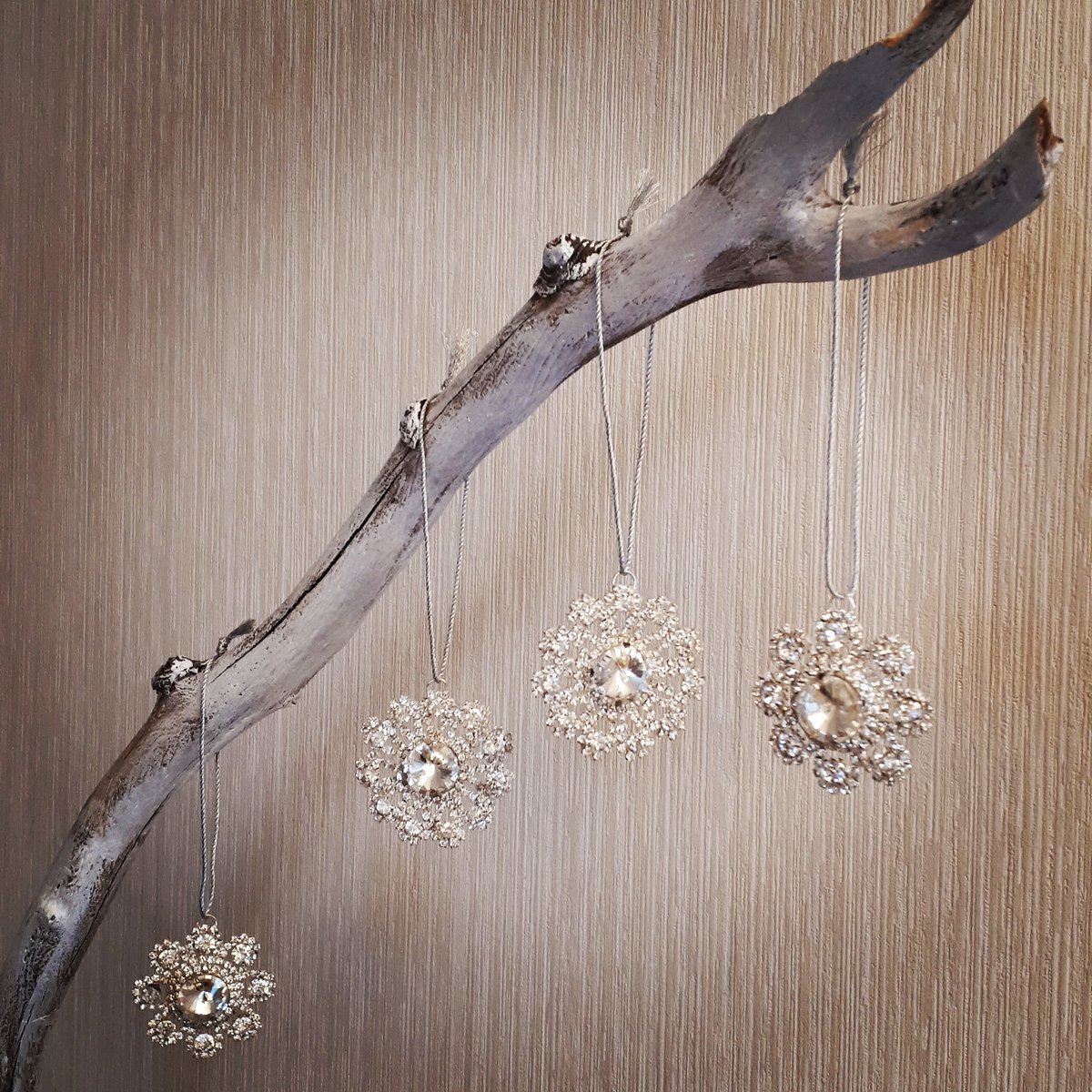 elfensturz's tweet photo. #baumbehang #decoration #Dekoration #strass #funkeln #funkelnd #christmastime #shabbychic #schönesfürzuhause #homedecor #home #vintage #vintageornament #christmasiscoming #ilovechristmas #baumschmuck #christmastreeornaments #christmas #weihnachtenkommt #esfunkeltundglitzert https://t.co/lEHWJipt4T