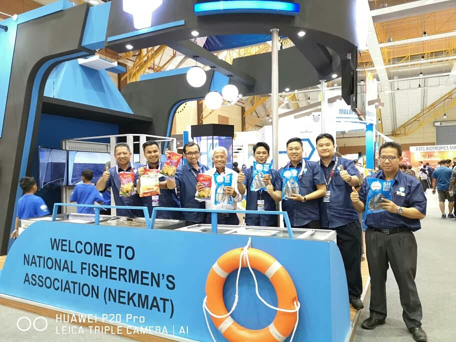 nekmatkl's tweet photo. Kemeriahan suasana sepanjang hari perasmian MAHA 2018 di MAEPS.. pelbagai aktiviti yang disediakan di booth NEKMAT seperti, robotik, simulasi bot, dan juga teka dan menang bagi berat obor2 serta banyak lagi.
#Ourfoodourfuture
#nelayanherokami
#NEKMATMAHA2018
#ENNA
#QFISH https://t.co/VBwKhHr1Y7
