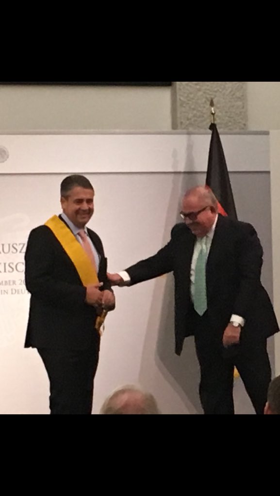 blumeberlin's tweet photo. Mexikanischer Orden vom Aztekischen Adler für Sigmar #Gabriel in Berlin „Alles Gute für unsere gemeinsame Zukunft!“ 🇩🇪🇲🇽 #mexale #México https://t.co/efjDQRt3E0