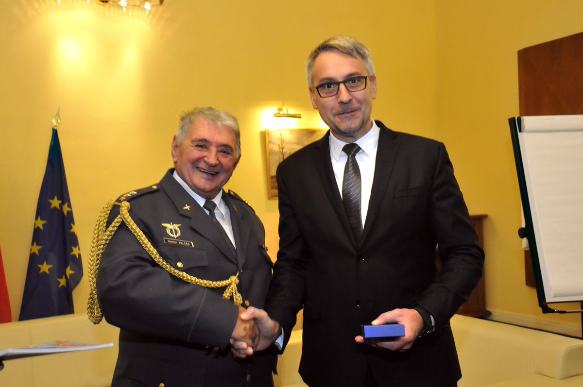 ObranaTweetuje's tweet photo. U příležitosti 100. výročí vzniku československého letectví dnes obdržel ministr obrany @metnarl pamětní odznak Českého svazu letectví. Předal mu ji předseda svazu plk. v.v. Oldřich Pelčák. #100let #czech100 #letectví https://t.co/vAzqOEPHEu