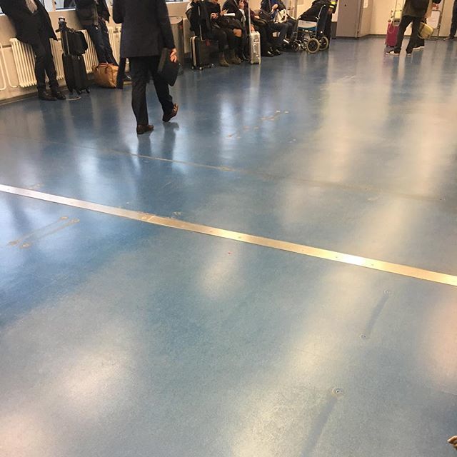 mariobarth's tweet photo. Es gibt nichts schöneres, als die Wartehalle im Flughafen Berlin Tegel. Haben halt schon alles zum BER gebracht 😂 #ichkomme #Neu-Ulm #mariobarth #comedy #männersindfaul #tour #besorgedirdietickets #geileshow #grossstadt #romantik #berlin https://t.co/UDIBKRDlWD https://t.co/3Ca136TMDM