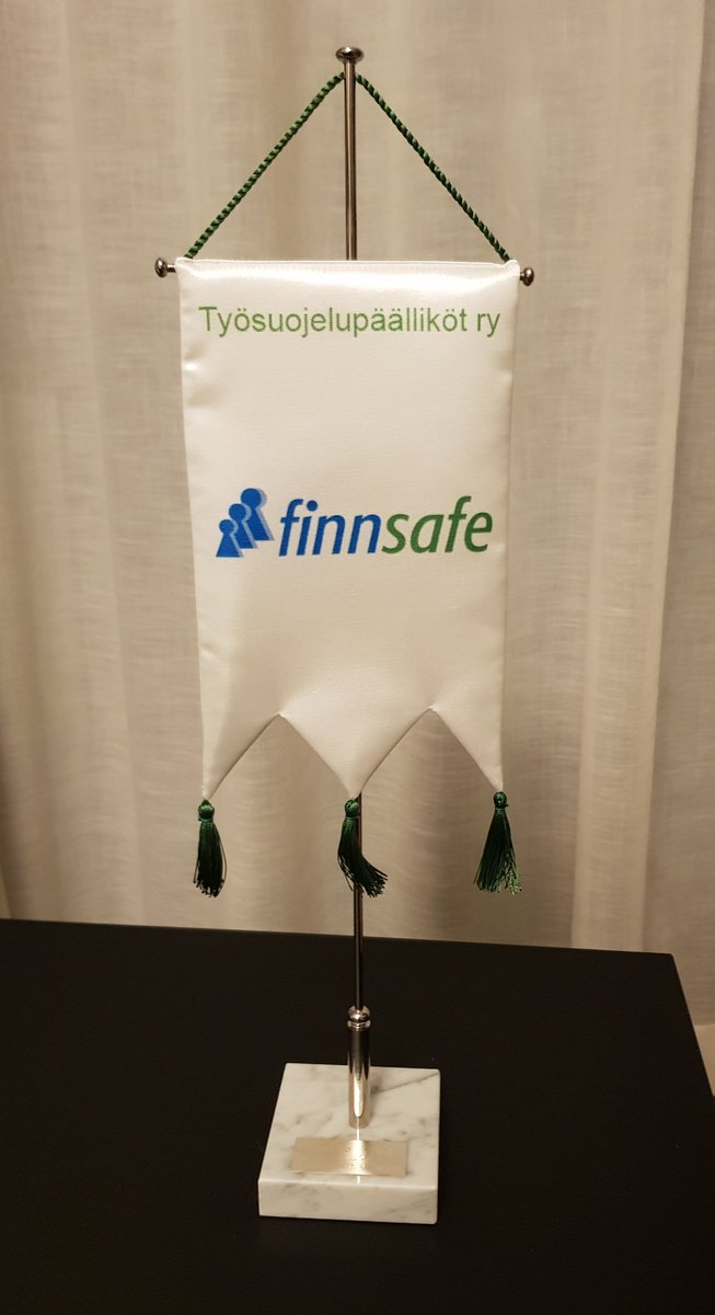 Tuitsi70's tweet photo. On sitÀ nÀköjÀÀn oltu jo pitkÀÀn mukana kun tulee tunnustuksia yhdistyksen puolelta #finnsafe #työsuojelupÀÀlliköt https://t.co/X1Bem4eTCl
