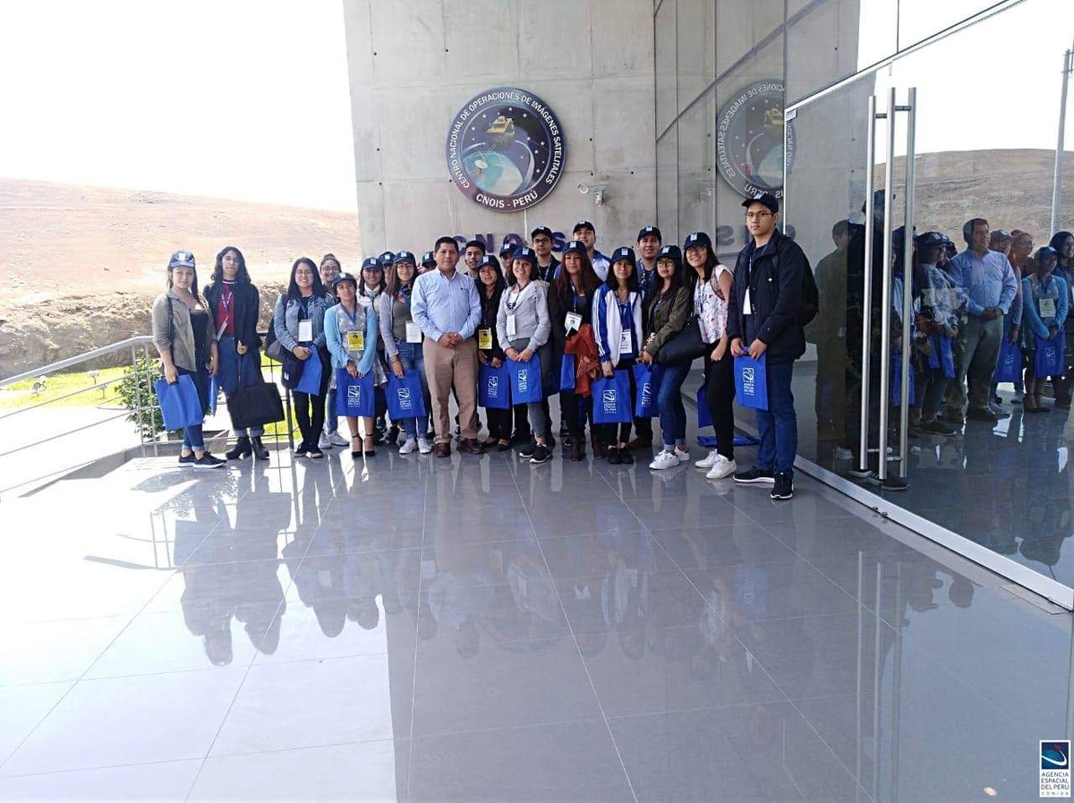 A_Espacial_Peru's tweet photo. @_USIL y el Colegio Franco Peruano recorrieron las instalaciones del #CNOIS para conocer el trabajo que se realiza en los módulos de operación y programación del satélite peruano #PerúSAT-1.
Gracias a todos los estudiantes que visitaron la #AgenciaEspacialdelPerú. https://t.co/xKncnh7nBU