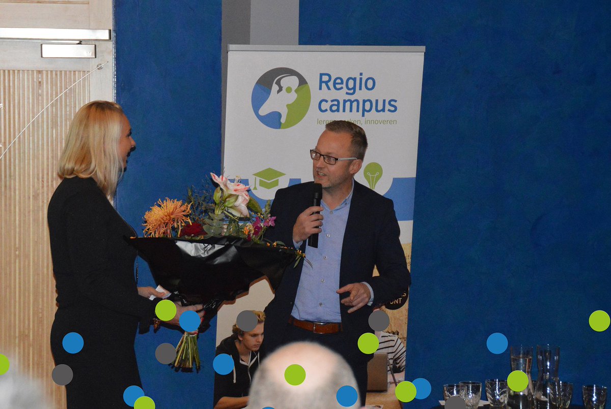 Regiocampus's tweet photo. De Regiocampus bestaat vijf jaar! Daarom vond er gisteren een fantastisch jubileumfeest in Meppel plaats. Partners, (oud)medewerkers, ondernemers en andere betrokkenen, vierden vijf jaar samen leren, werken en vernieuwen. Lees hier meer: https://t.co/bBw46NsUsg https://t.co/dFY1XtVXrH