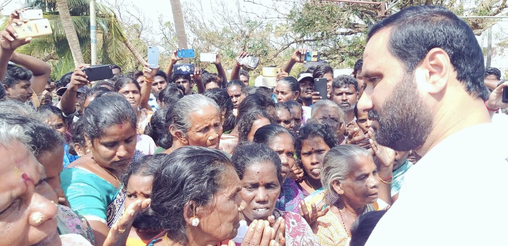 draramadoss's tweet photo. கஜா புயலால் பாதிக்கப்பட்ட நாகை மாவட்டம், கீழ்வேளூர் தொகுதி புதுபள்ளி மற்றும் வேதாரண்யம் தொகுதி ஆறுக்காட்டுத்துறை கிராமங்களில் உள்ள முகாமில் தங்க வைக்கப்பட்டுள்ள புயலால் வீடுகளிழந்த மக்களை பார்த்து ஆறுதல் கூறி அவர்களுக்கு தேவையான நிவாரணப் பொருட்களை வழங்கினேன்.  
#SaveDelta https://t.co/a524SdMU1I