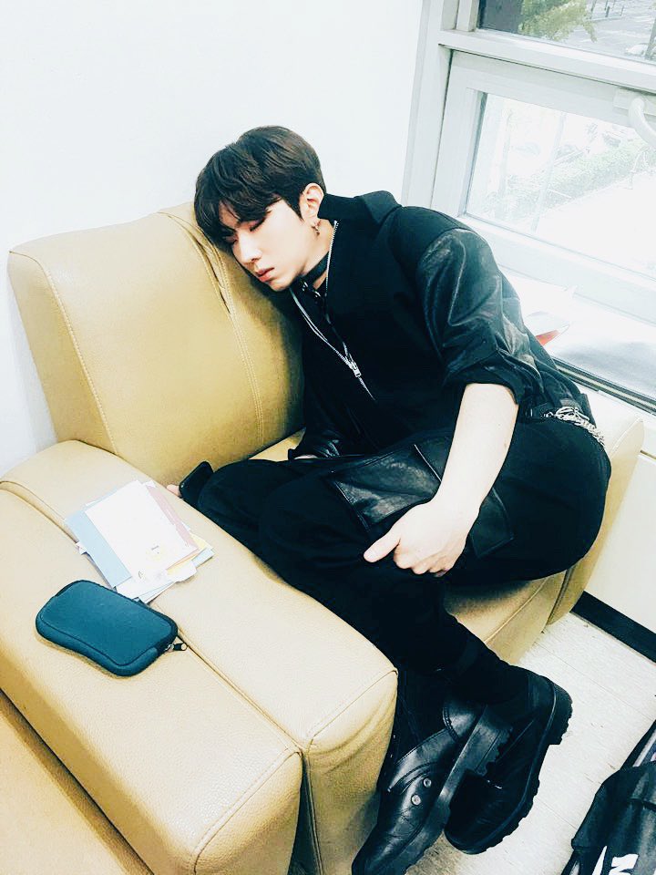 [#형원] 너의 의견은 신경 안 쓸거지만 80년은 더 보자.그냥 쭉 보잔 얘긴데 낯간지러워서 그래.응.그래.생일 축하하고 행복하자! #1122KIHYUNDAY