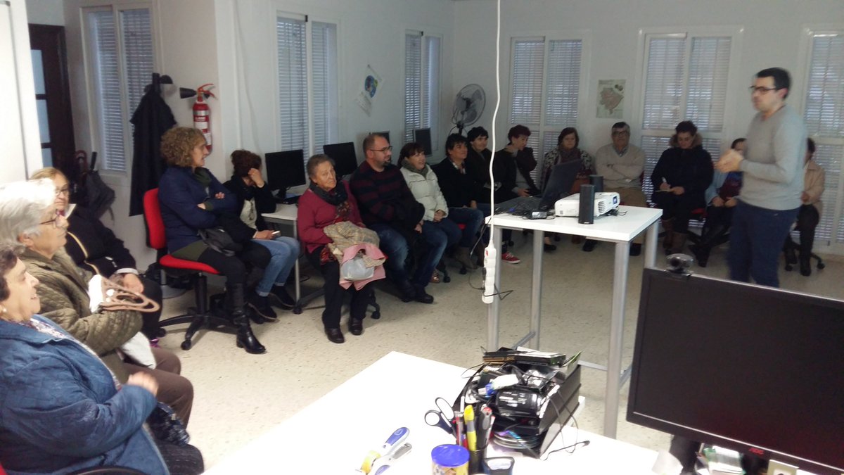 Charla informativa de consumo en el <a href="/CG_El_Bosque/">CG El Bosque</a> 
<a href="/RedGuadalinfo/">Vuela Guadalinfo</a> <a href="/Manu_76/">Manuel J.</a>